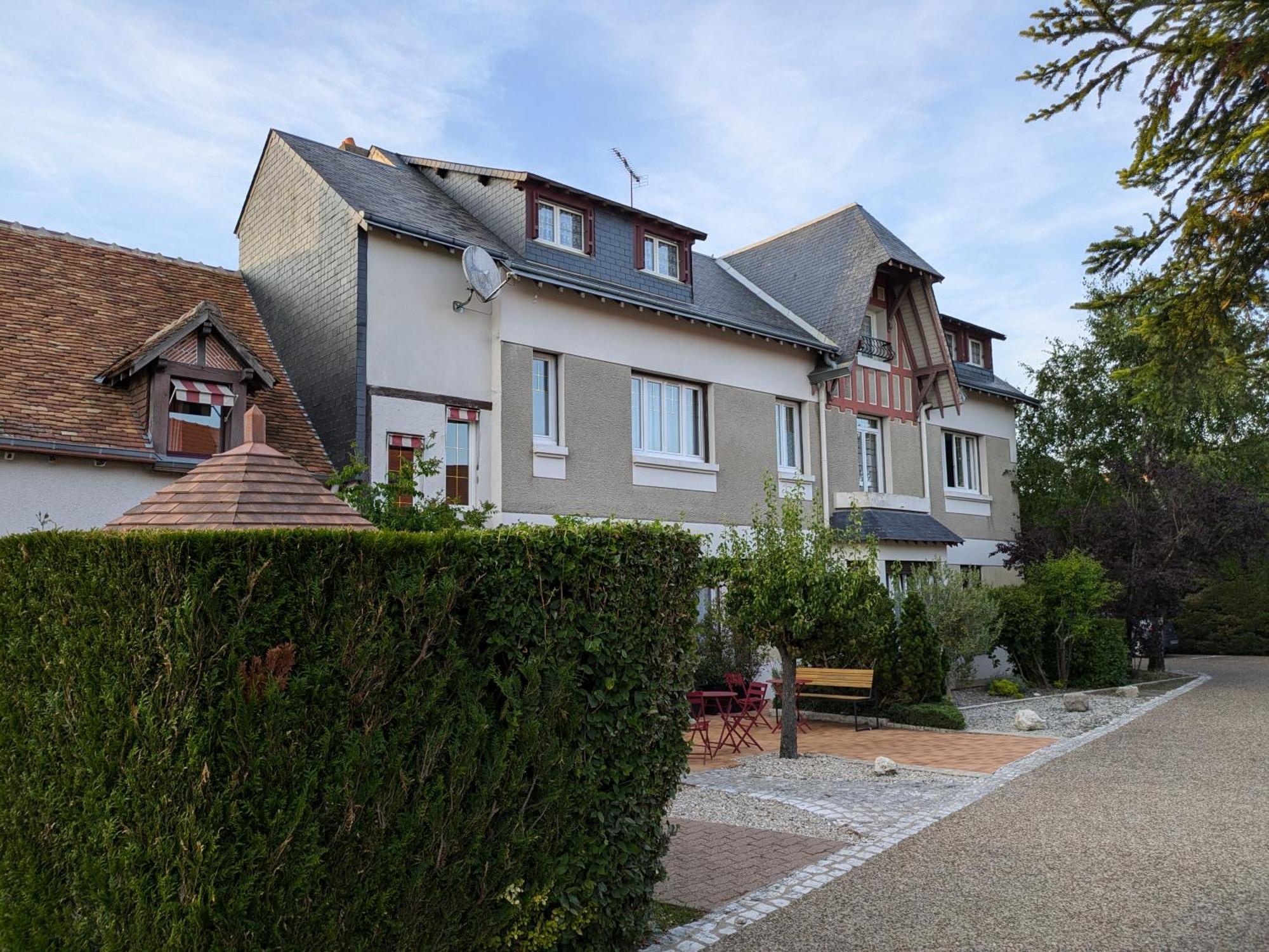 Logis Hotel Le Saint Florent Mont-pres-Chambord Екстер'єр фото